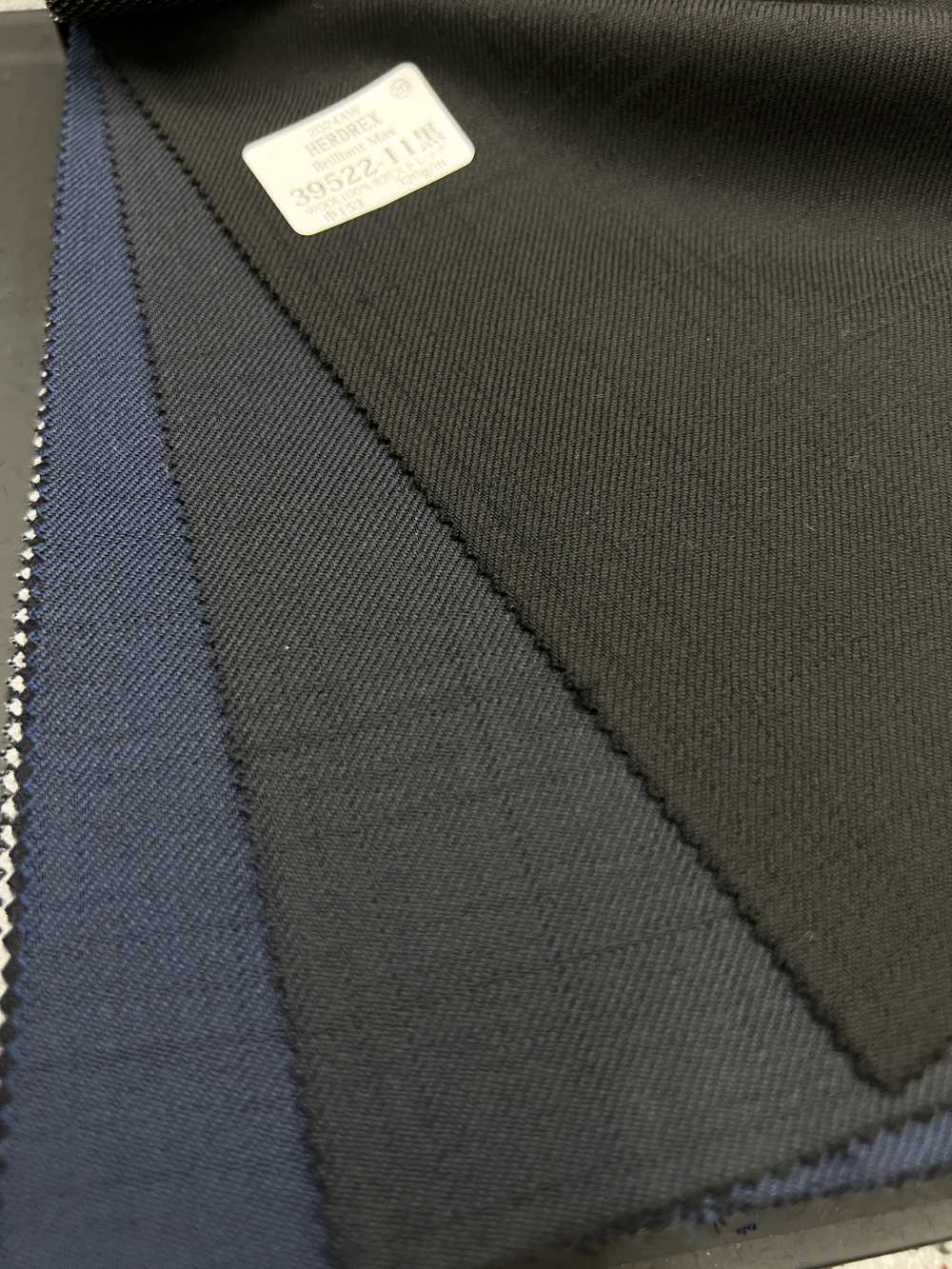 39522 BRILLIANTMAX Glossy Stretch Shadow Check[Textile] Kunishima Co., Ltd.